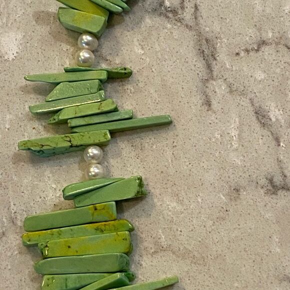 Dyed Howlite stone necklace with pearls - Picture 2 of 3